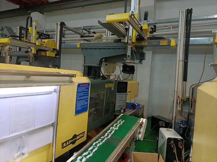 Automatic injection molding shop