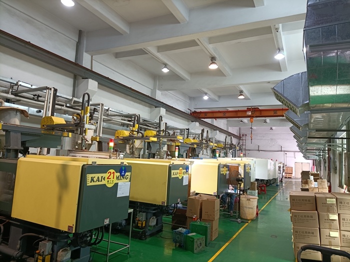 Automatic plastic injection molding machine